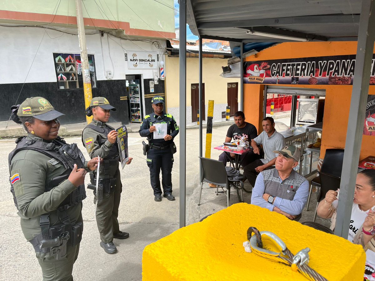PoliciaChoco's tweet photo. 🚔 @GaulaPolicia intervino en el #CarmenDeAtrato con jornada preventiva dirigida a la comunidad y comercio, para mitigar el secuestro y la extorsión. Se promovió la campaña ¡Yo no pago, yo denuncio!
📲 Línea 165 y código QR.
#YoNoPagoYoDenuncio #Linea165 https://t.co/JYJ9PUYUgV