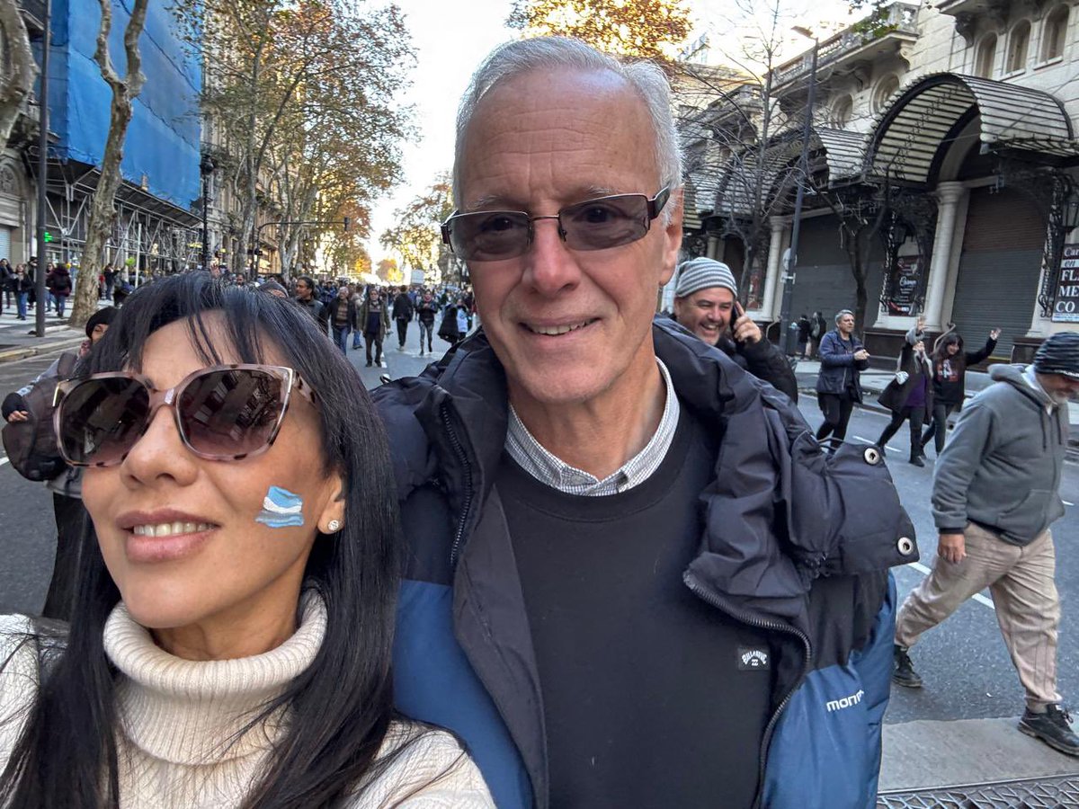 Una multitud de argentinxs marchó en defensa de Cristina y para decirle a #Milei y a sus cómplices que no jodan con la democracia.

#ArgentinaConCristina