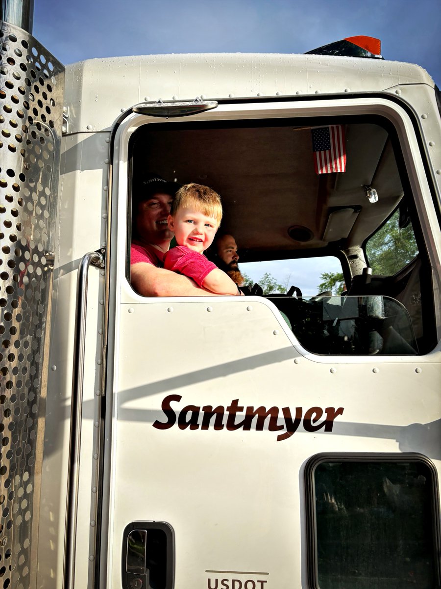 SantmyerCo's tweet image. 🎉 We had a blast helping kick off the Wadsworth Blue Tip Festival at last night’s beloved parade! Our team brought the energy—tossing candy, waving to the crowd, and proudly showing off our propane and lubricant trucks. 🚛🍬🔥 #BlueTipFestival #ThankYouWadsworth #ParadeFun
