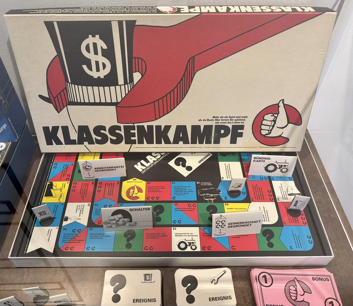 Eröffnung der Ausstellung „Milieudinge - von Klasse und Geschmack“ im Werkbundarchiv/Museum der Dinge. Die macht Spaß, ist lehrreich und (genauso wie die Dauerausstellung) sehr sehenswert: also anschauen! Alle weiteren Infos gibt‘s hier: museumderdinge.de/ausstellungen/…