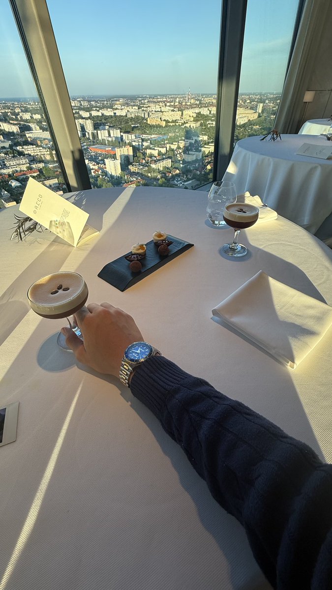 vincekietu's tweet image. POV ur a 16 y/o agency owner scaling while on vacation in Euro