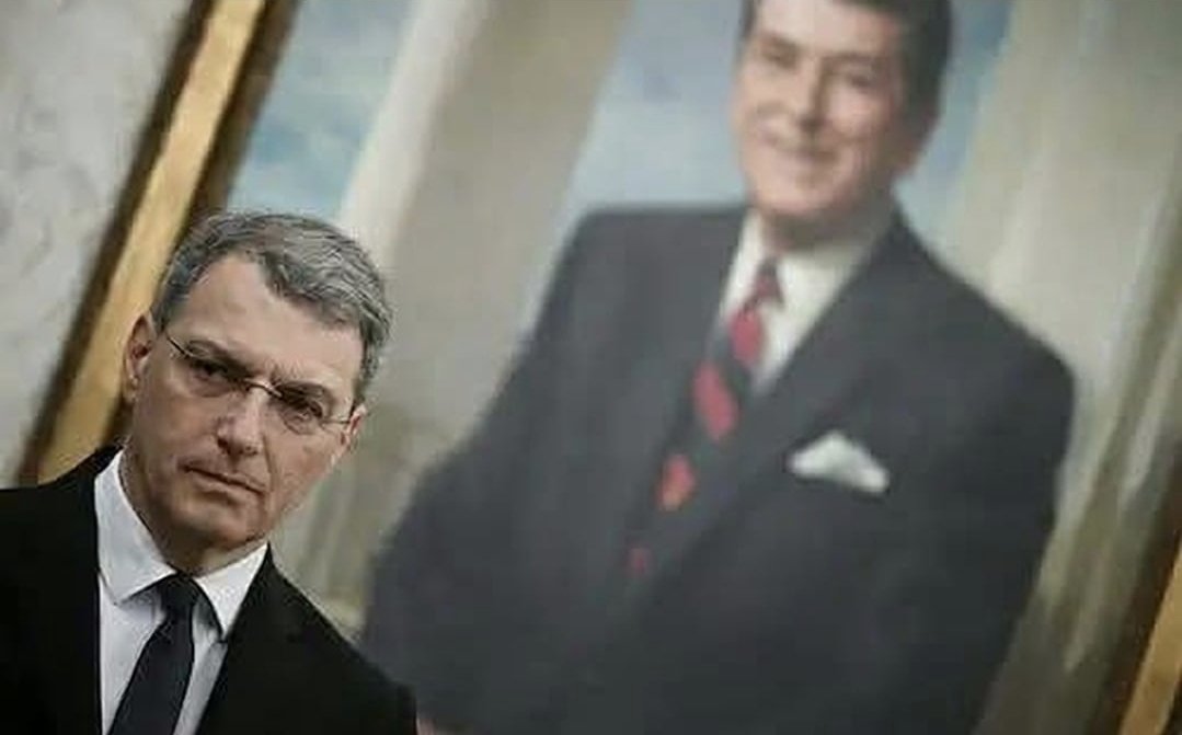 ragionedistato's tweet photo. Comolli con dietro il quadro di Reagan, non ce la faccio https://t.co/PWjPUm88in