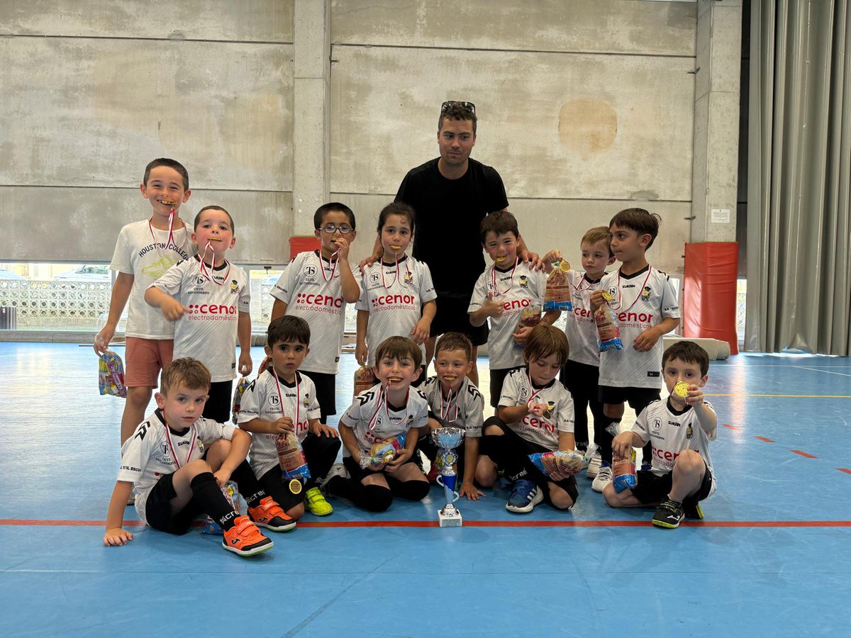 🤗 Ahí están nuestros Debutantes 🙌🏻 tras divertirse a lo grande en el Torneo San Juan de Miengo 🏆 Han jugado 3️⃣ partidos 👏🏻 Lo han pasado genial 🎁 y se han llevado  todos premio y medalla🎖️Gracias por la invitación 🫂 

#canteratextilescudo🤍🖤