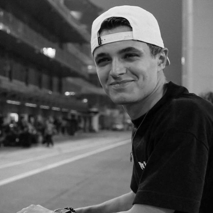 aimlesswlker's tweet photo. AU Frando

Donde un chico no sabe que hacer con su vida después de egresarse y le pide un consejo a su tio.

O

Donde L, para empatizar más con su sobrino tras la muerte de su hermana le cuenta como fue su último año y su primer amor. https://t.co/iiSWrLSNHV