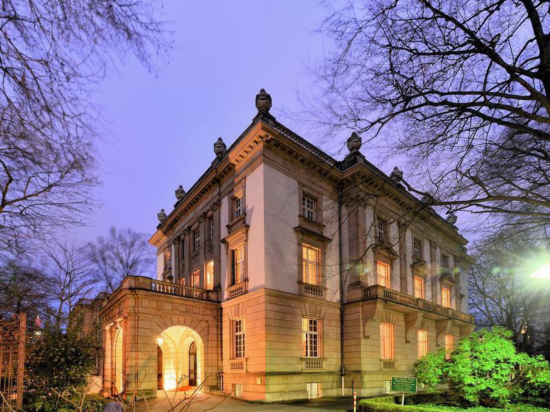 A long day ends with dinner at my business club witg a group of my friends.  This beautiful villa in Frankfurt where the club has been for exactly 100 years is called Villa Bonn. Our club is an association of German and international individuals from all walks of life. Regardless