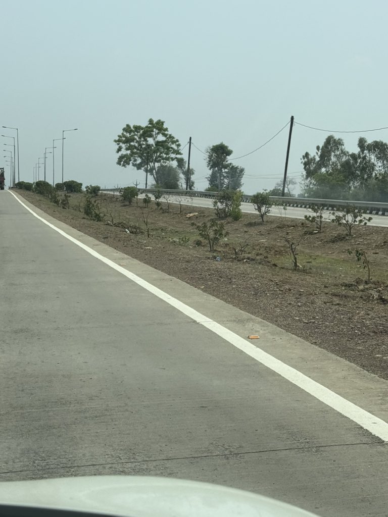 mmisra99's tweet photo. @nitin_gadkari जबलपुर रीवा रोड पूरा नहीं हुआ अभी तक पर तीन साल से टूल वसूल रहे है 
किसको बेवक़ूफ़ बना रहे हो सर 
कई किलोमीटर तक बीच में नाला जैसा बना हुआ है barish me pani bhara rahta hai 
@AyushmanNHA @nitin_gadkari https://t.co/m801msHfoF