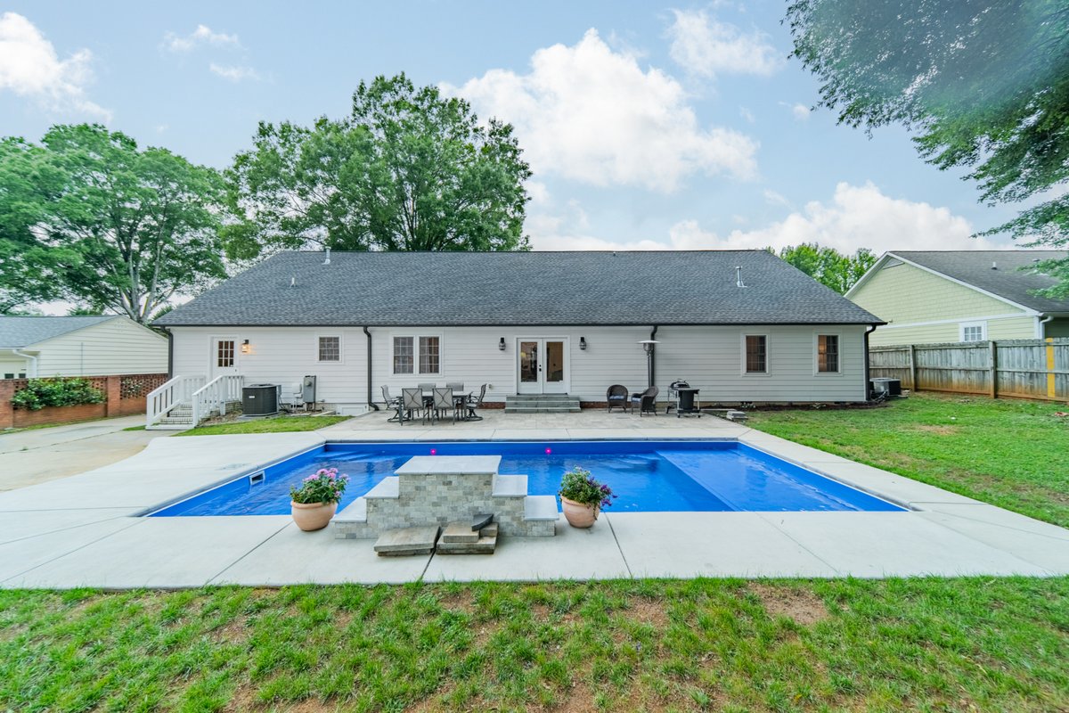 Price Improvement! 🏡
📍1121 South Wendover Charlotte NC 28211

Welcome to this stunning home that perfectly blends elegance, comfort, and convenience.