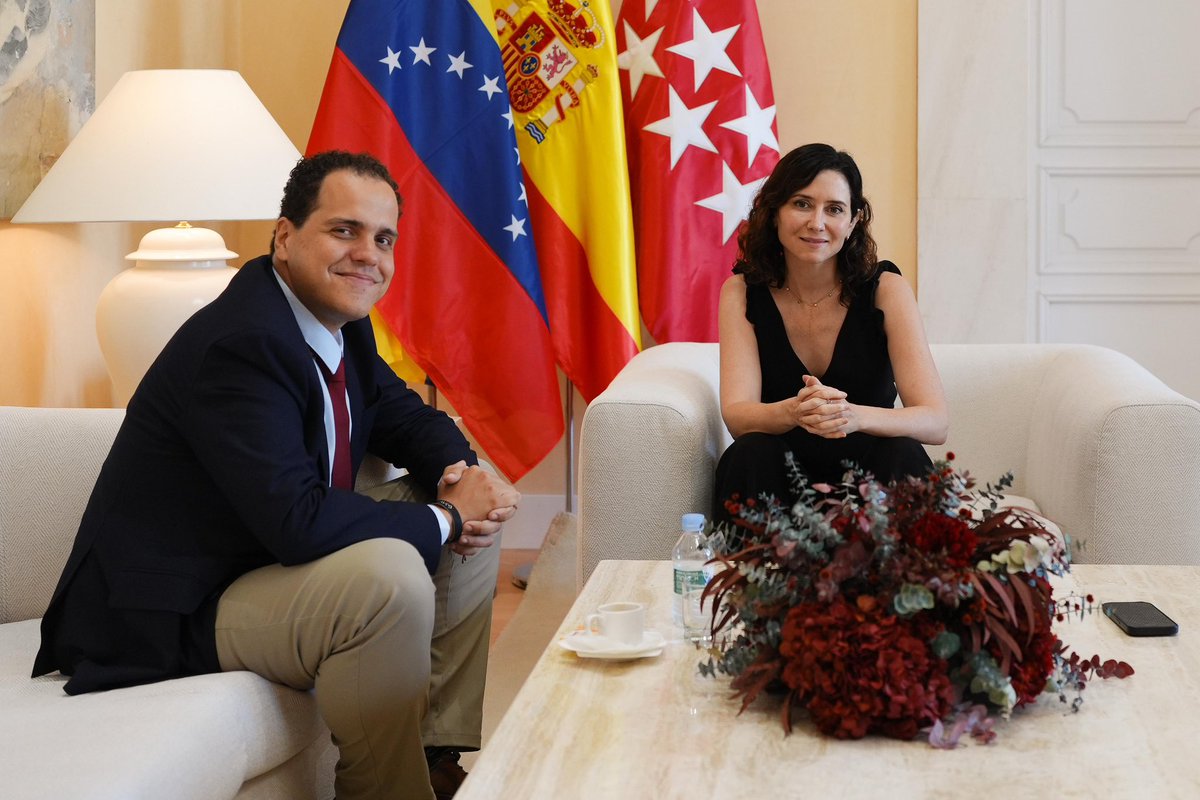 Urruchurtu's tweet photo. Hoy sostuve un encuentro con la Presidenta de la Comunidad de Madrid, @IdiazAyuso, quien me ha recibido en la sede de gobierno. En nuestro intercambio hice énfasis en la necesidad de seguir sumando esfuerzos en la denuncia y en la acción frente al terrorismo de Estado que hoy ejerce el régimen en Venezuela y el rol que puede y debe jugar España. Tocamos especialmente el tema de los españoles secuestrados en Venezuela por parte del régimen, con casos como el de Catalina Ramos y Rocío San Miguel, entre muchos otros. Asimismo, le agradecimos por su trabajo y atención en pro de la enorme comunidad venezolana en Madrid, y en nombre de nuestros compañeros asilados y rescatados de la Embajada de Argentina en Caracas, le agradecimos por su preocupación y solidaridad durante nuestro cautiverio. 

La Presidenta nos reiteró su apoyo a la causa democrática venezolana y su compromiso de seguir siendo una voz frente a la opresión que hoy sufre Venezuela, así como su respaldo a @MariaCorinaYA como líder de la oposición y emblema de lucha, y a @EdmundoGU como Presidente Electo de Venezuela. En ella, encontramos una aliada clave y firme con la que seguiremos contando.

Gracias, Presidenta Díaz Ayuso, por su respaldo determinado y permanente. Seguimos, hasta el final.

🇪🇸🤝🏼🇻🇪
