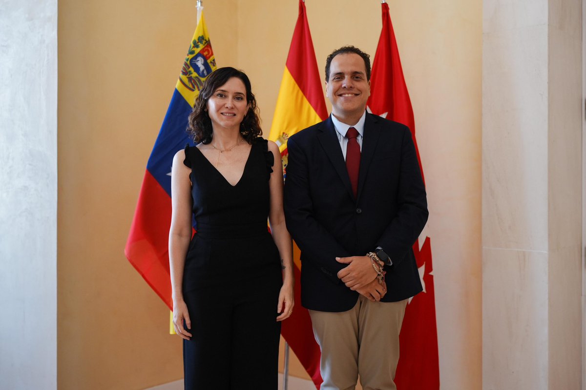 Urruchurtu's tweet photo. Hoy sostuve un encuentro con la Presidenta de la Comunidad de Madrid, @IdiazAyuso, quien me ha recibido en la sede de gobierno. En nuestro intercambio hice énfasis en la necesidad de seguir sumando esfuerzos en la denuncia y en la acción frente al terrorismo de Estado que hoy ejerce el régimen en Venezuela y el rol que puede y debe jugar España. Tocamos especialmente el tema de los españoles secuestrados en Venezuela por parte del régimen, con casos como el de Catalina Ramos y Rocío San Miguel, entre muchos otros. Asimismo, le agradecimos por su trabajo y atención en pro de la enorme comunidad venezolana en Madrid, y en nombre de nuestros compañeros asilados y rescatados de la Embajada de Argentina en Caracas, le agradecimos por su preocupación y solidaridad durante nuestro cautiverio. 

La Presidenta nos reiteró su apoyo a la causa democrática venezolana y su compromiso de seguir siendo una voz frente a la opresión que hoy sufre Venezuela, así como su respaldo a @MariaCorinaYA como líder de la oposición y emblema de lucha, y a @EdmundoGU como Presidente Electo de Venezuela. En ella, encontramos una aliada clave y firme con la que seguiremos contando.

Gracias, Presidenta Díaz Ayuso, por su respaldo determinado y permanente. Seguimos, hasta el final.

🇪🇸🤝🏼🇻🇪