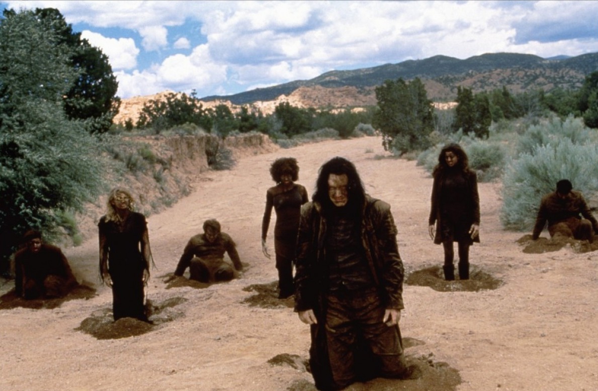 Vampiros de John Carpenter (1998), western vampírico, con reparto emblemático, Carpenter le da una vuelta de tuerca al fenómeno, con escenas muy logradas (como el despertar de los vampiros maestros en el desierto). Y, lo mejor de todo, la presencia de Sheryl Lee.