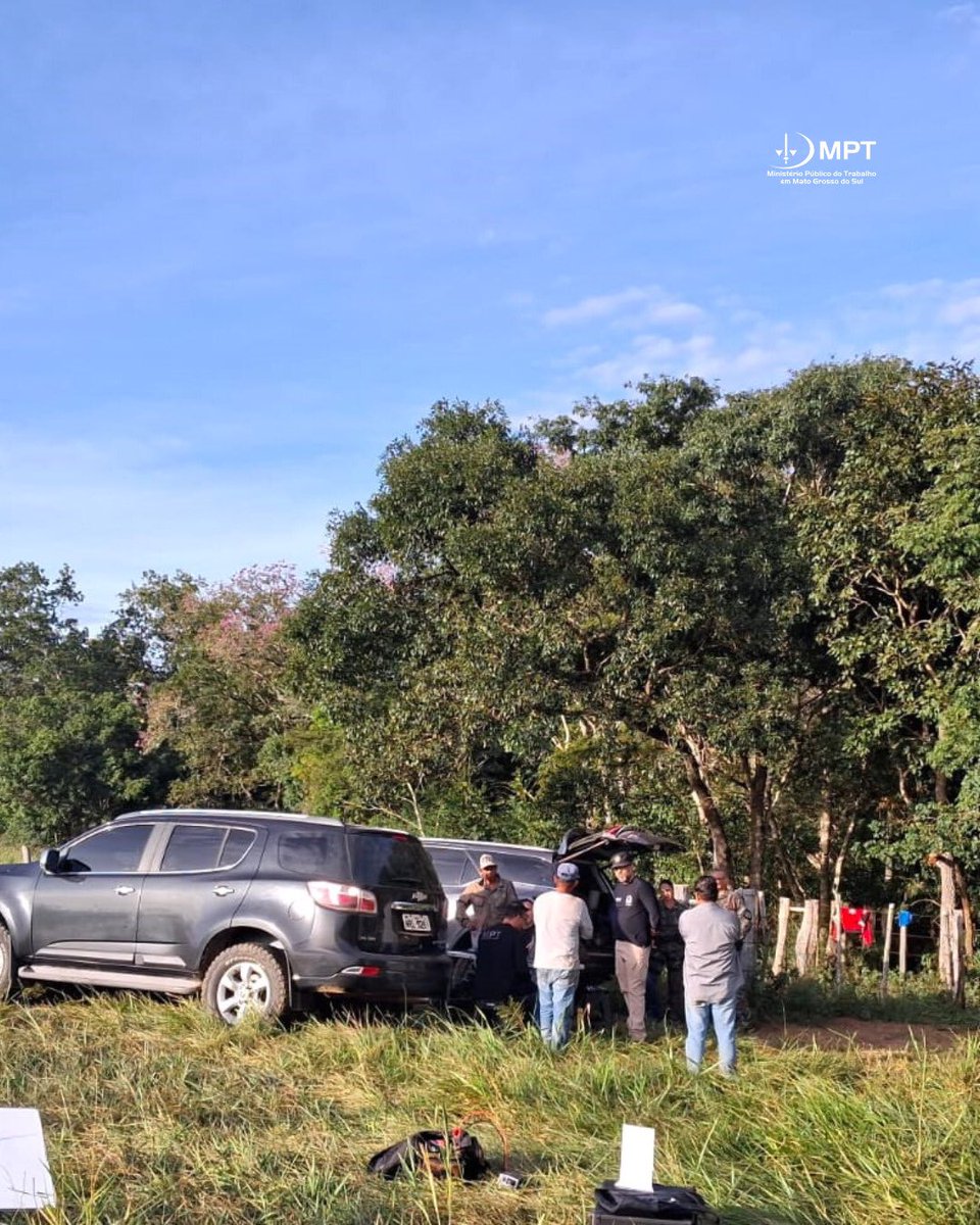 MPT_MS's tweet photo. Resgate em Bonito (MS): 7 trabalhadores paraguaios foram encontrados em condições degradantes de labor na zona rural de Bonito. Eles viviam em barracos de lona, sem banheiro, água potável ou energia elétrica, e chegaram à fazenda com dívida de R$ 6 mil.

https://t.co/De03M5qcIe https://t.co/zfW1ek1ay9