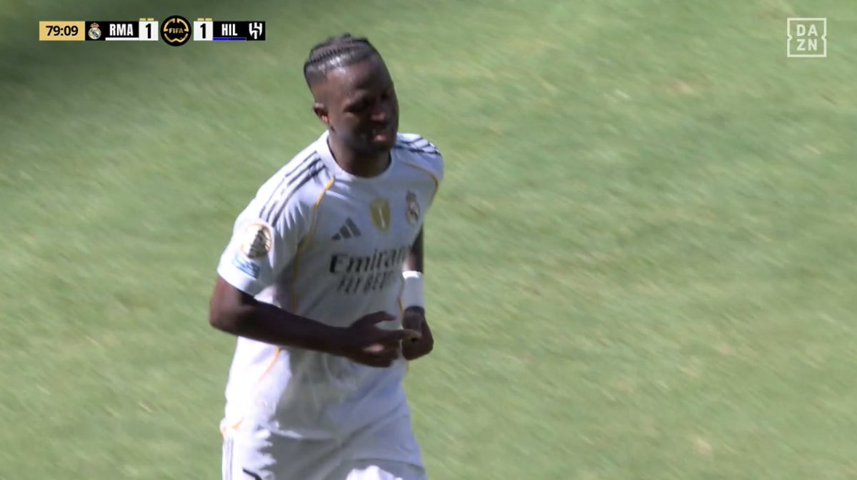 📸 - Vinicius is taken off.