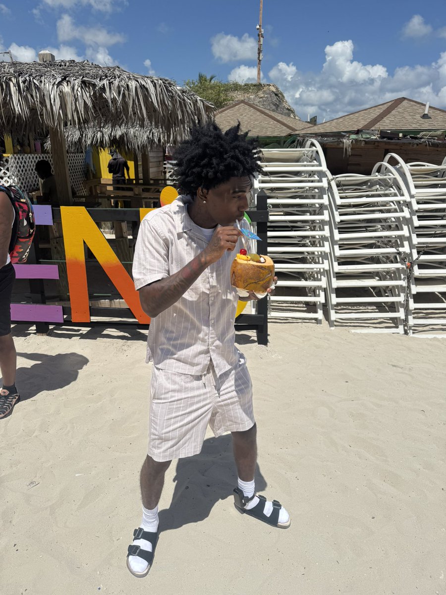 SwayyPicks's tweet photo. 🍍🥥 https://t.co/NSC3XVGPgG