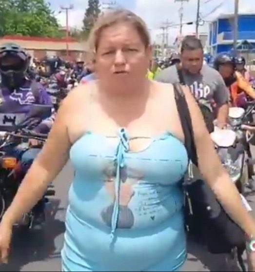 La camarada llora por la pérdida del rebusque con las bombonas y los CLAP.

Un quítate tú pa’ ponerme yo deja a un gentío sin guisos para vivir a costa de sus vecinos.