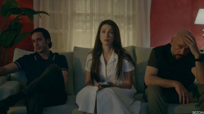 roseslio's tweet image. #EşrefRüya
watching the season finale like this: