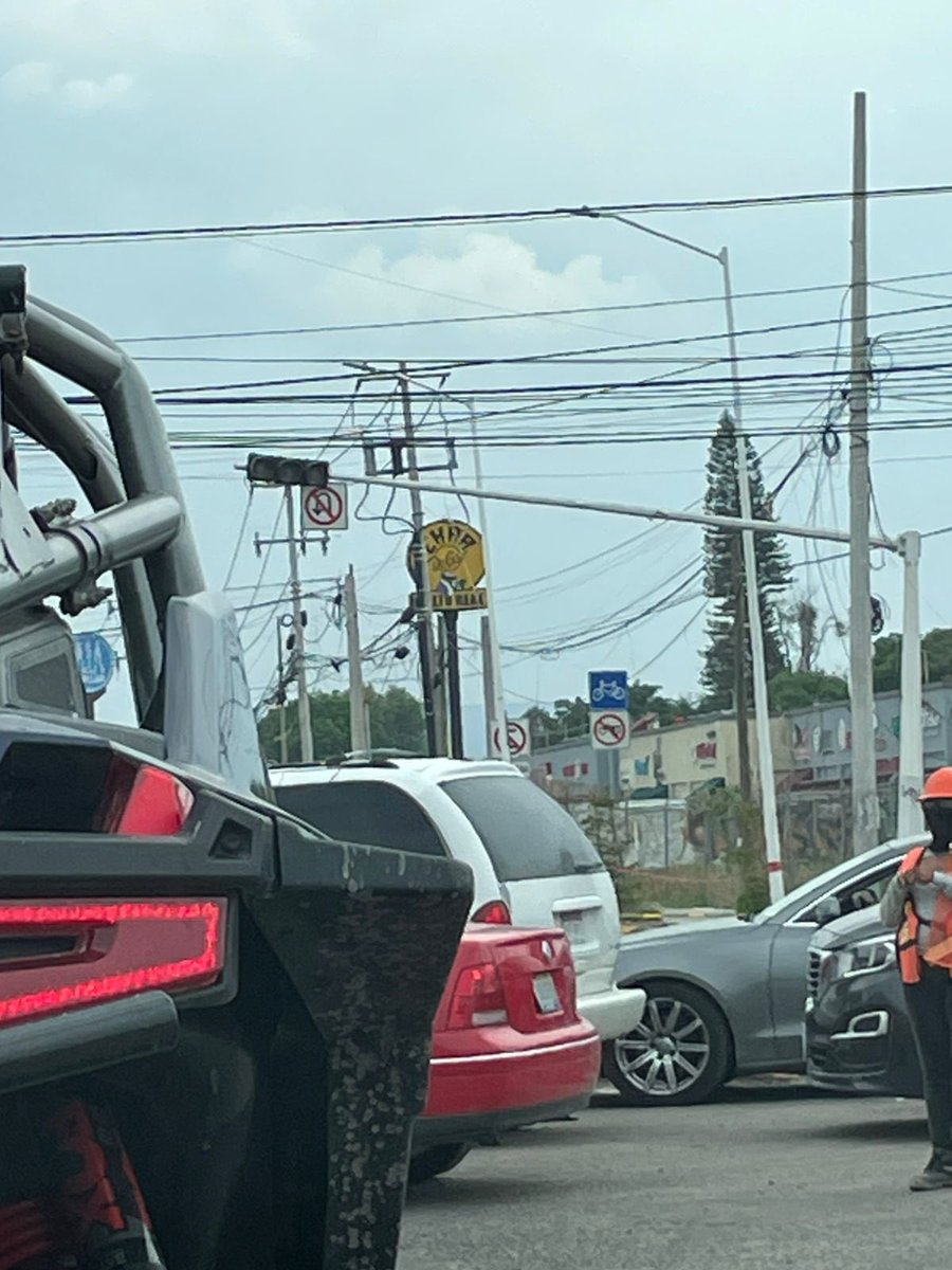 IrmaRojano's tweet photo. @GobiernoJalisco En la esquina de camino real y prolongación Mariano Otero no hay bandereros, ni agentes viales, hoy ni siquiera semáforos. Necesitamos ayuda @Trafico_ZMG @JaliscoVial https://t.co/ORPJ8qj9yr