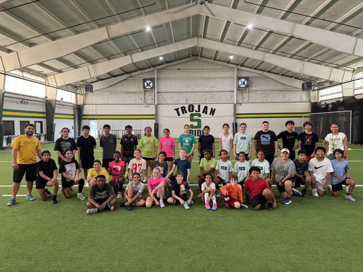 CoachCPerez's tweet image. Camp went really well today with our 7th-9th graders. Shout out to FC Divas for coming in strong with seven girls from their team. See y’all tomorrow! 💚💛