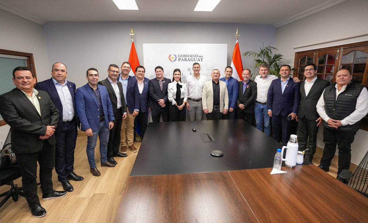 Recibí al Consejo de Gobernadores para seguir fortaleciendo la articulación entre el Gobierno Central y los Gobiernos Departamentales. Evaluamos las acciones que estamos llevando adelante en cada departamento y los proyectos que vamos a seguir impulsando juntos. Nuestro