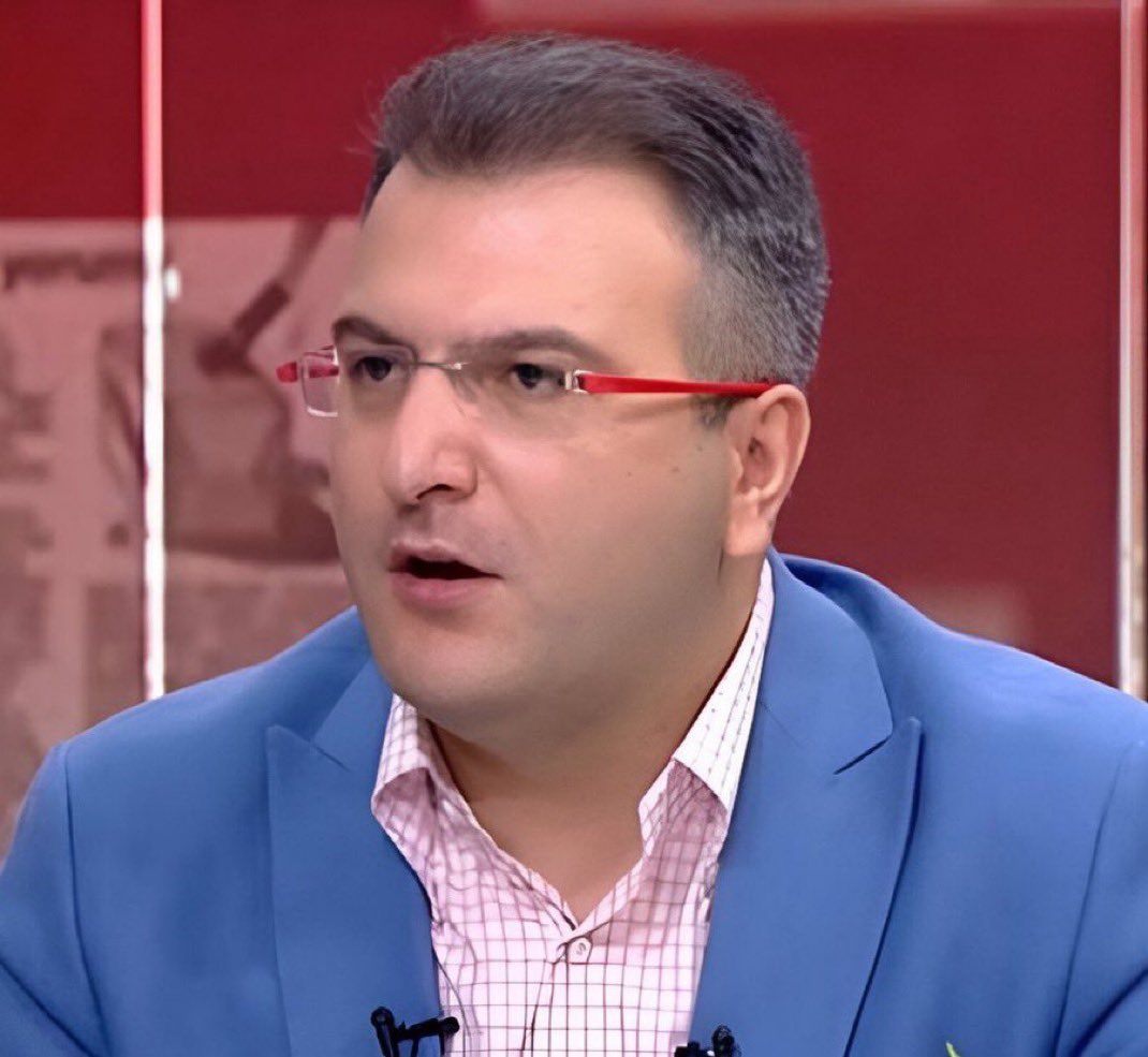 AKP’li gazeteci Cem Küçük:

“Özgür Özel, isimlerimizi vererek İzmir mitinginde bize küfrettirdi. Beş arkadaşımızı gösterdi. Sıra bana geldiğinde eliyle gösterdi. Ne anamız kaldı ne bacımız.”