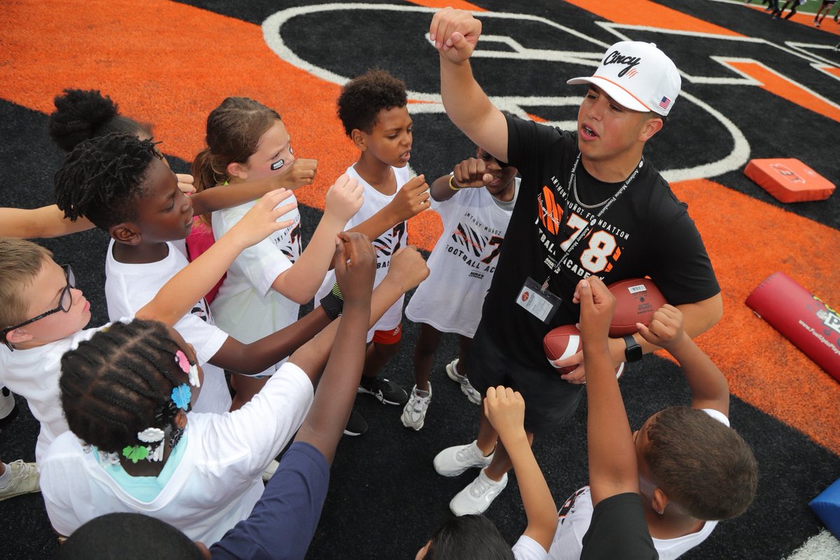 MunozFoundation's tweet image. Another AMAZING #AMFFootballAcademy is done! We want to thank our presenting partner @MikesCarwash , and our host the @bengals, for helping us to impact youth mentally, physically, and spiritually. We couldn’t have done it without you! Thank you to…