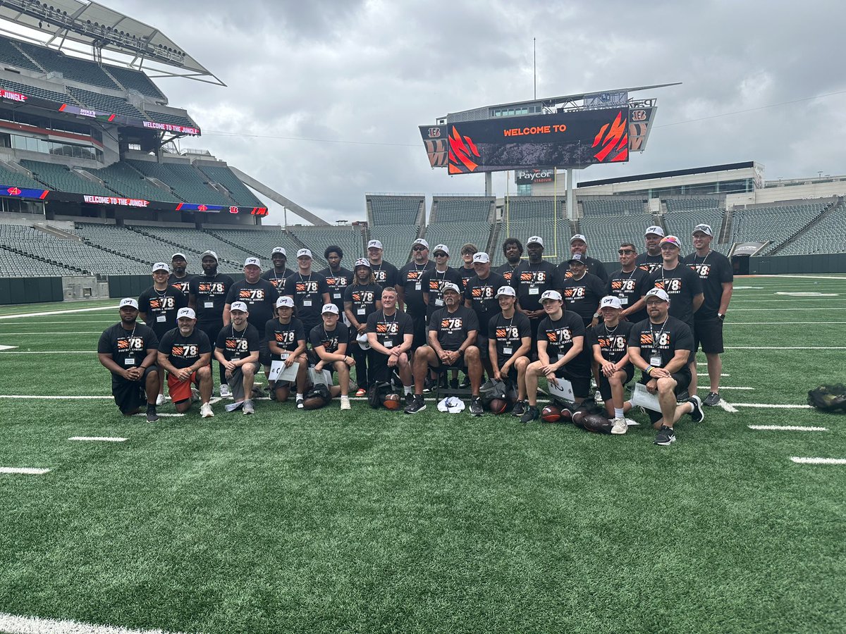 MunozFoundation's tweet image. Thank you to our amazing coaches! #AMFFootballAcademy wouldn’t be possible without you🤩