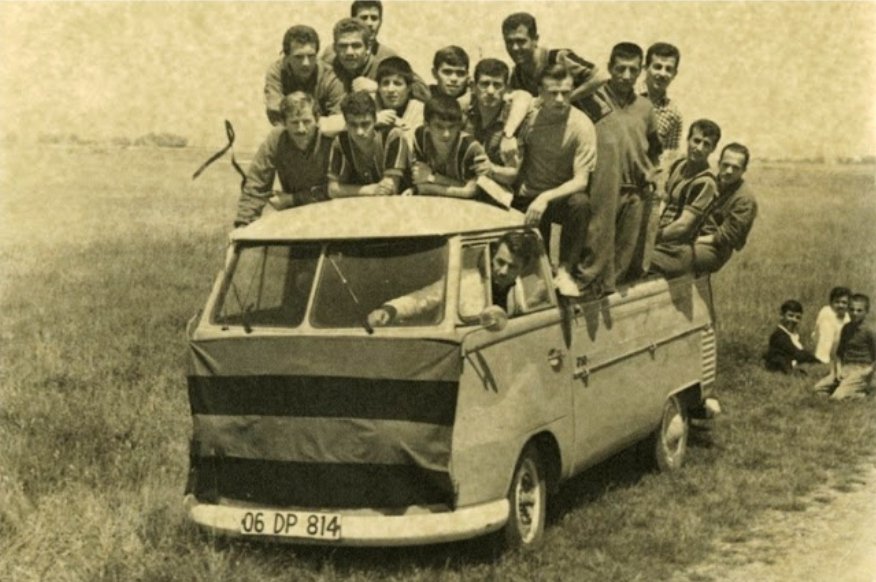 🗓 Tarihte Bugün 19.06.1965

📌 Eskişehirspor Kuruldu

Başına Yeni sonuna FK getirmeden, başka bir takımın yarışmacı hakkını almadan, alt liglerde de olsa savaşmayı seçen ESES, Türkiye'nin en çok kupa kazanan 5.takımı olarak ATATÜRK Stadyumu'nda nice zaferlere devam edecek.

🖤❤️