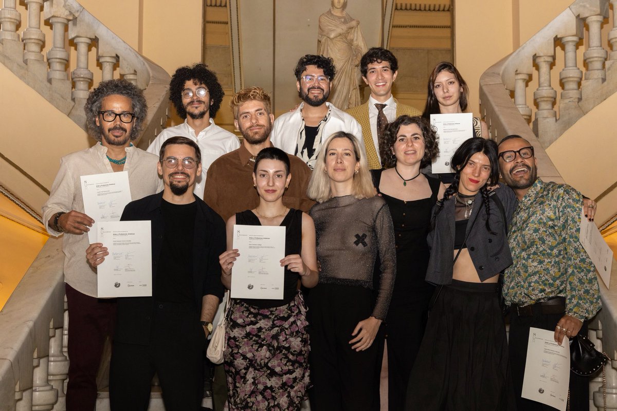 chuliherrera's tweet photo. Hoy ya soy Máster. Sí, un título, pero uno que carga con un hermoso viaje lleno de historias.

Gracias sinceramente a todo el equipo de la @escuelasur, a los artistas magistrales que nos enseñaron y, sobre todo, a mis compañeros de viaje. Nos vemos por allí… https://t.co/RRzbsvoVTp