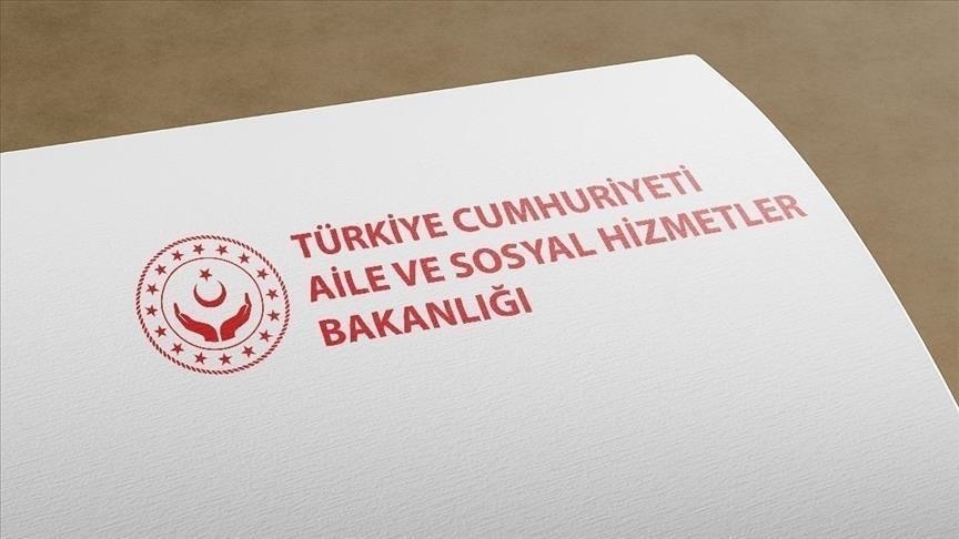 İstanbul’da bir babanın kızını darp etmesine ilişkin görüntüler üzerine Bakanlık açıklama yaptı.

📌Yapılan incelemede şiddet gören çocuğun 7 kardeşinin daha olduğu tespit edilmiştir.

📌Gerekli işlemlerin tamamlanmasının ardından haberlere konu olan çocuk ve kardeşleri devlet