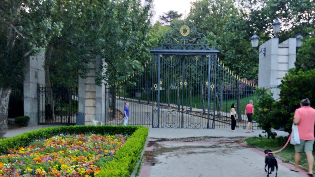 Carlos J. Irisarri (@irimarq) on Twitter photo Gran ocurrencia cerrar el único sitio donde se puede estar un poco fresco, con la que está cayendo.
Si no sabéis cuidar un parque, dimitid.
@madrid <a href="/AlmeidaPP_/">José Luis Martínez-Almeida</a> <a href="/JMDretiro/">JMDretiro</a> <a href="/AVRetiroNorte/">A.V. Retiro Norte</a>
#ParqueDelRetiro #Incompetencia #LaCiudadQueNoQuieres Gran ocurrencia cerrar el único sitio donde se puede estar un poco fresco, con la que está cayendo.
Si no sabéis cuidar un parque, dimitid.
@madrid <a href="/AlmeidaPP_/">José Luis Martínez-Almeida</a> <a href="/JMDretiro/">JMDretiro</a> <a href="/AVRetiroNorte/">A.V. Retiro Norte</a>
#ParqueDelRetiro #Incompetencia #LaCiudadQueNoQuieres