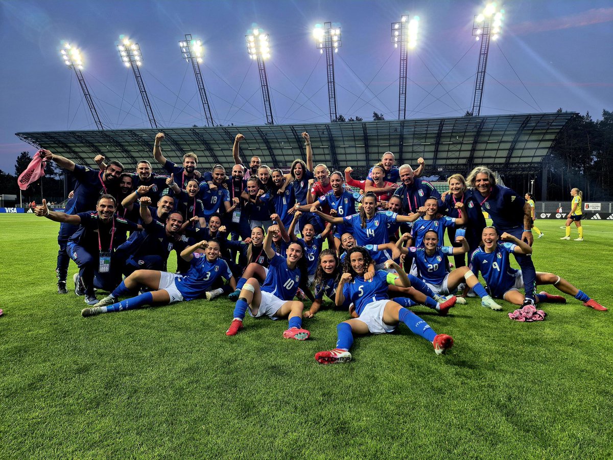 ⚽️ 𝐄𝐮𝐫𝐨𝐩𝐞𝐨 𝐔𝐧𝐝𝐞𝐫 𝟏𝟗

Italia, che meraviglia! L'1-0 alla Svezia apre le porte del Mondiale Under 20 del 2026 alle Azzurrine!👏🏻🤩

➡️ tinyurl.com/576cd8na

#U19WEURO #Under19 #Azzurrine