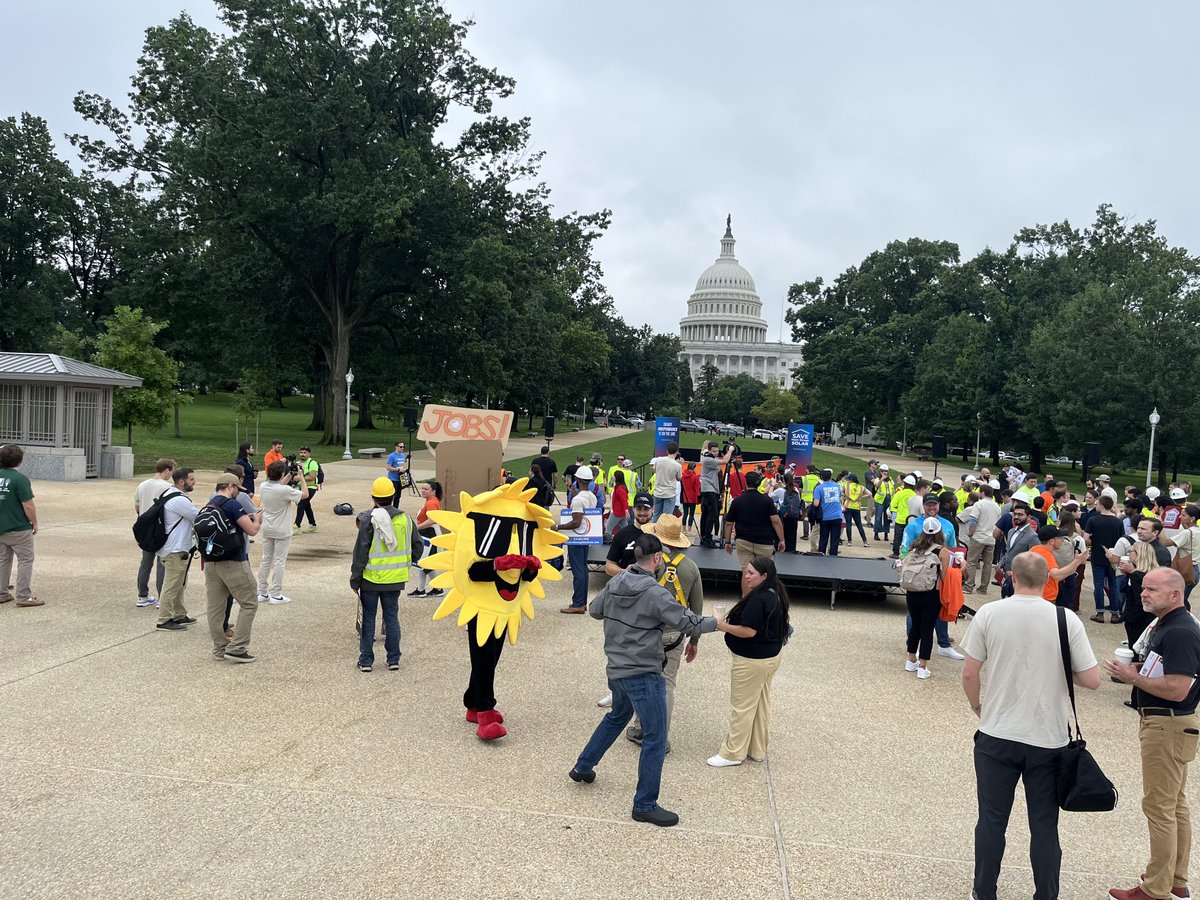 Yesterday, America’s residential solar workers gathered in Washington to advocate for #EnergyIndependence and promote local economic development. Our very own Michael Allen participated in the lobbying efforts and met with members of Congress and community leaders. 🏡☀️