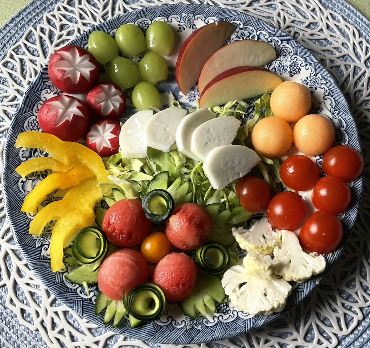 I can hear the lovely patter of rain on the roof! That means I won't be trimming the last remaining hedge today! 💦
For hubby’s gluten-free breakfast: cucumber, watermelon, zucchini, bell pepper, radishes, grapes, apple, Cantaloupe melon, tomatoes, cauliflower, turnip, cabbage.