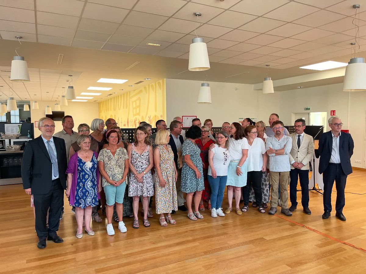 RonanLoas's tweet photo. Remise des médailles du travail et célébration des départs à la retraite cet après-midi à l’hôpital du Scorff. Un grand merci aux soignants du GHBS pour leur engagement et leur dévouement 🙏 #GHBS #Santé #Reconnaissance https://t.co/gQlPd6LCSI