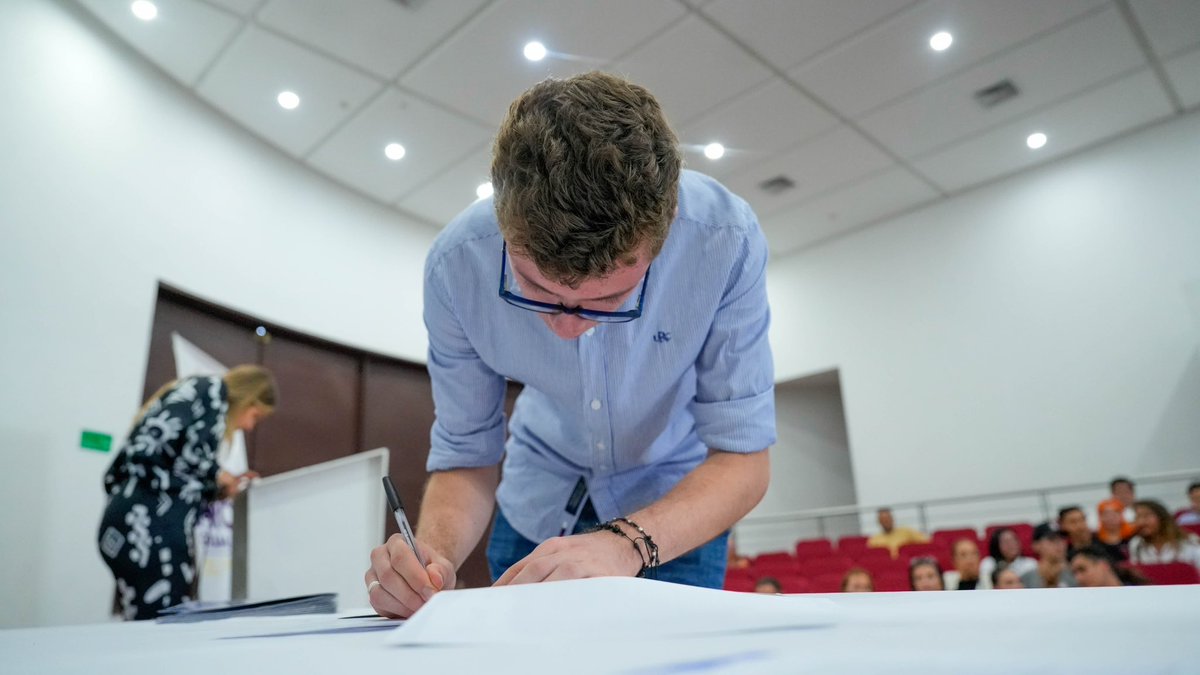 Alcaldiaibague's tweet photo. 🎓💻 Entregamos 10 becas del 100% en desarrollo de software con énfasis en IA.
Gracias al liderazgo de la alcaldesa Johana Aranda y en alianza con Dev Senior, seguimos formando a los Programadores del Futuro. 🙌 https://t.co/FUjttew0vG