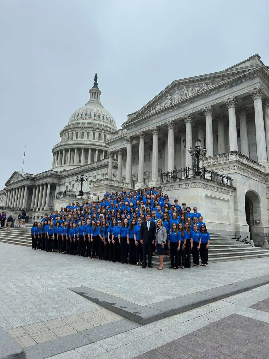 TNELECTRIC's tweet image. Washington Youth Tour delegates are touring the Capitol today and meeting representatives from Tennessee who advocate for electric co-ops and their communities. Thank you to Sen. @MarshaBlackburn and @SenatorHagerty for your time today! #TNWYT