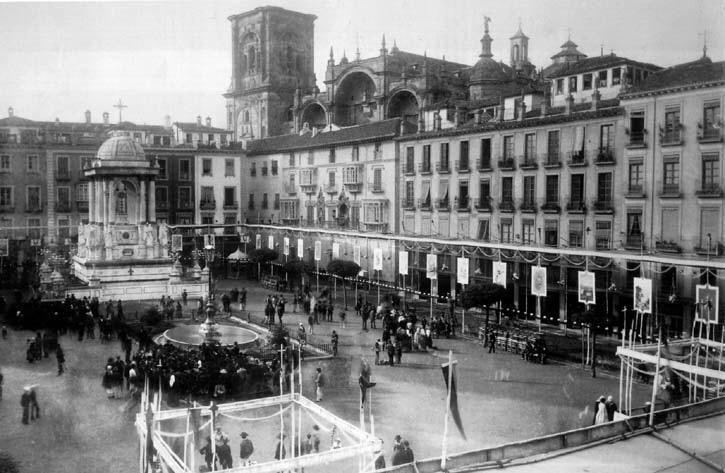 Desde el siglo XVII en la plaza Bib-Rambla, que hacía las veces de claustro de la catedral, se montaba un gran altar de Corpus en arte efímero. En este grabado antiguo aparece la desaparecida Casa de los Miradores de Diego de Siloé. #RegióndeGranada, tradición, arte y devoción.