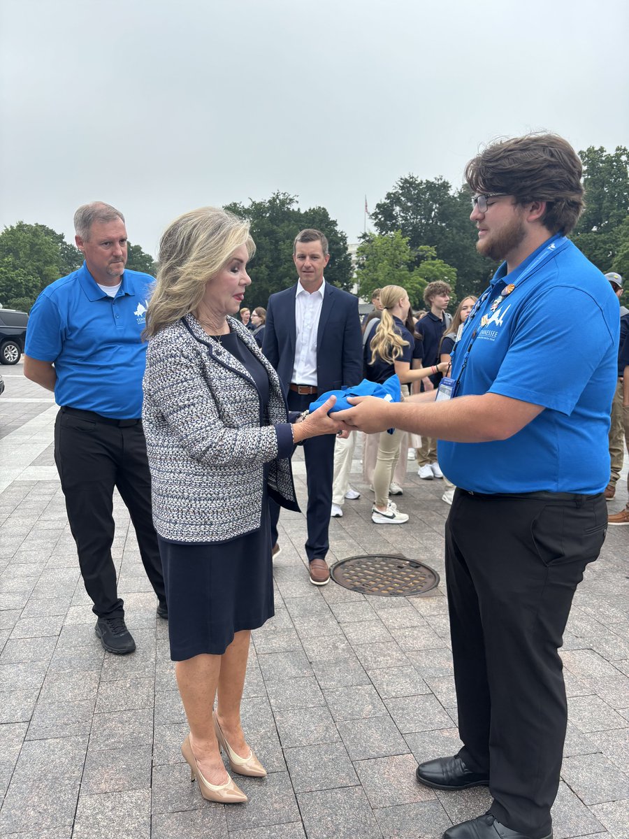 TNELECTRIC's tweet image. Washington Youth Tour delegates are touring the Capitol today and meeting representatives from Tennessee who advocate for electric co-ops and their communities. Thank you to Sen. @MarshaBlackburn and @SenatorHagerty for your time today! #TNWYT