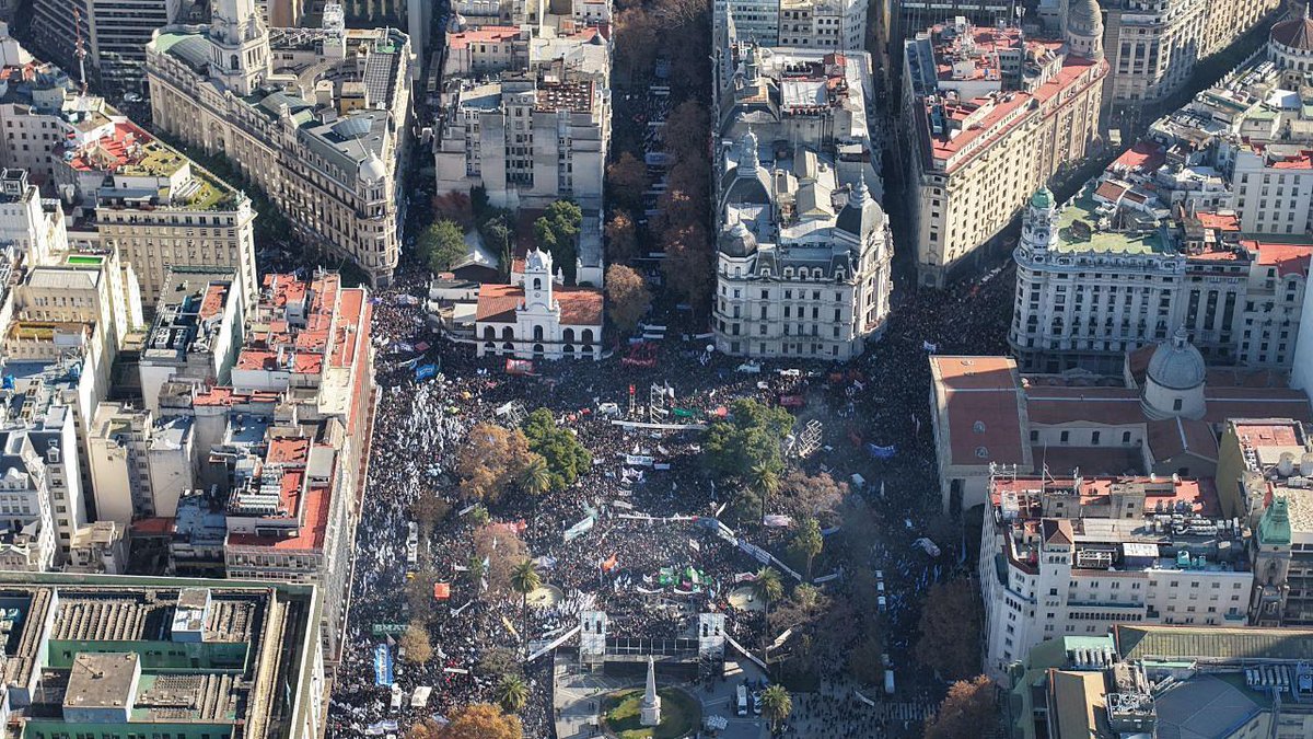 Unos cuantos escuchando un audio de Cristina. Fusilada que vive, presa que llena la Plaza, nace un mito. Un mito vivo.