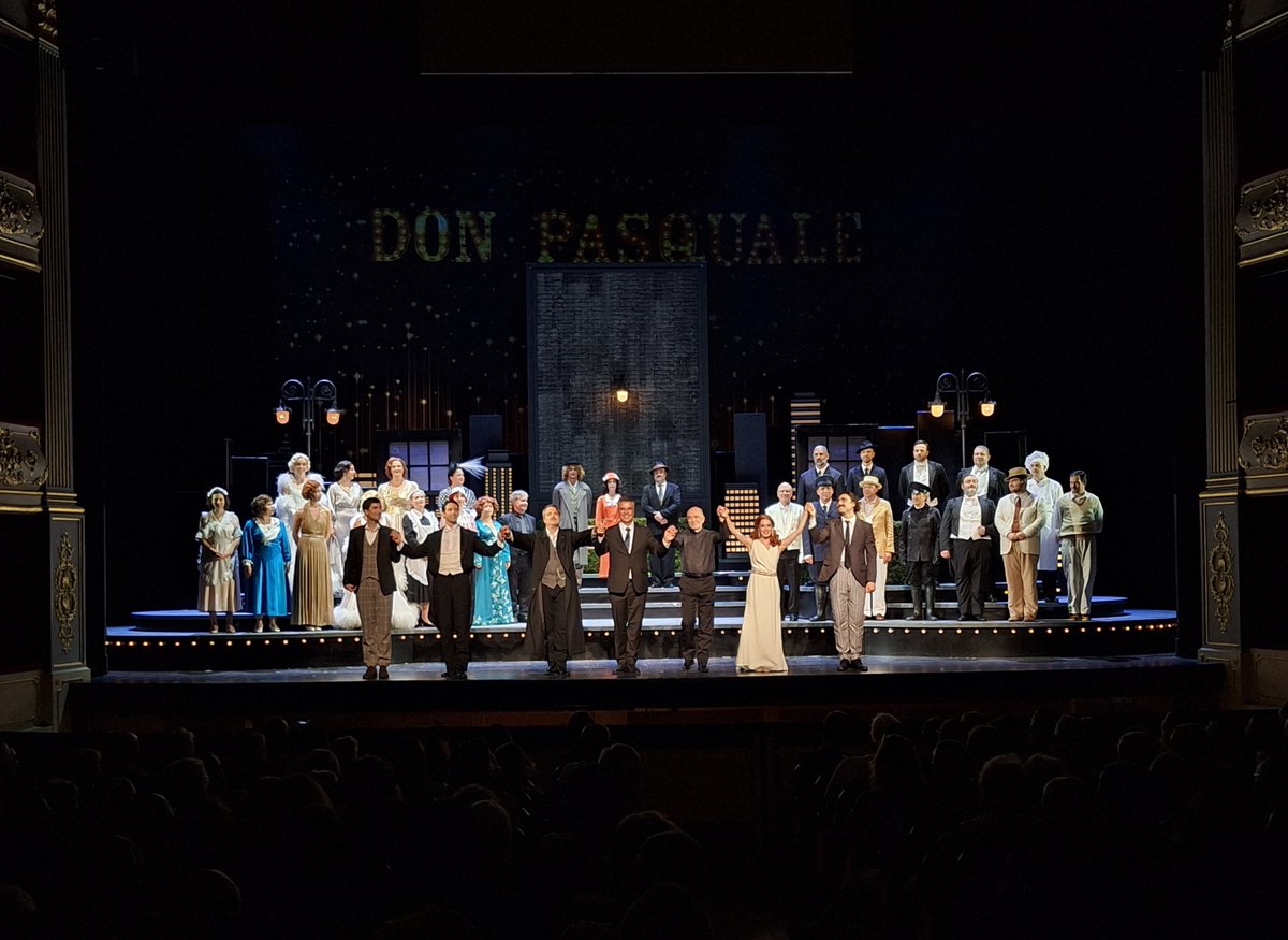 ☺️ El públic i els aplaudiments #omplen el Principal en l'#estrena de l'#opera #DonPasquale, que tanca la 39a Temporada d'Òpera.
👏 Amb els solistes Pablo Ruiz, Veronica Granatiero, Juan de Dios Mateos, Milan Perisic i Joan Miquel Muñoz.
📌 Darreres funcions divendres 20 i