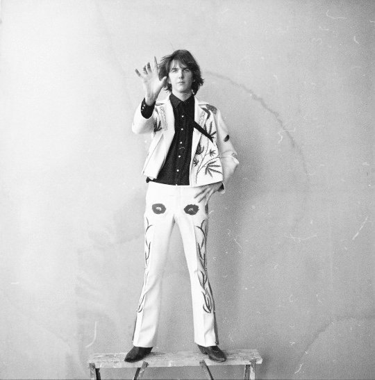 Programa 464: Analizamos los temazos de GRAM PARSONS a modo de penúltimo programa de la temporada, incluyendo su paso por The International Submarine Band, The Byrds o The Flying Burrito Brothers. Disfruten del cowboy cósmico.  ivoox.com/hora-aguja-pro…