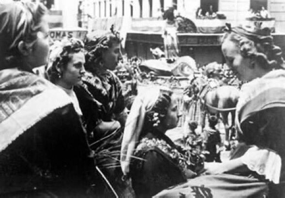 Así era la celebración del #Corpus Christi en #Granada. #RegióndeGranada, por las tradiciones. granadablogs.com/terecuerdo/tag…