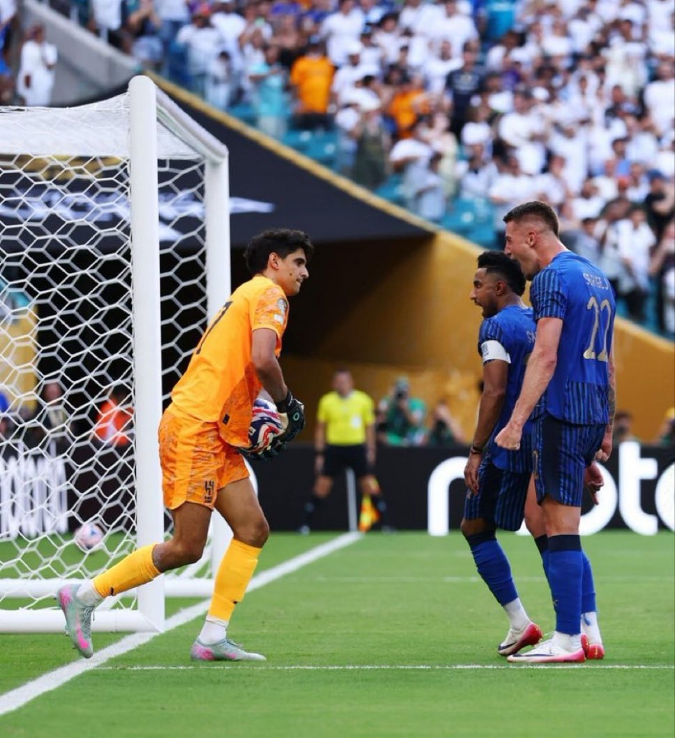 savi_9's tweet photo. مستوى مشرف لا خوف على الهلال بوجود بونو 💙.
 #الهلال_ريال_مدريد https://t.co/kntUGWDwck