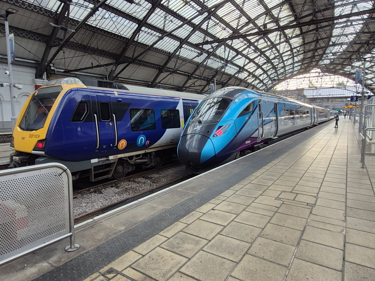 Westfield113594's tweet image. 331 109 and 802 209 at 0554 on 13th June 2025 at Liverpool Lime Street. My pics 
#class331 #class802 #transpennineexpress #northernrail #LiverpoolLimeStreet
