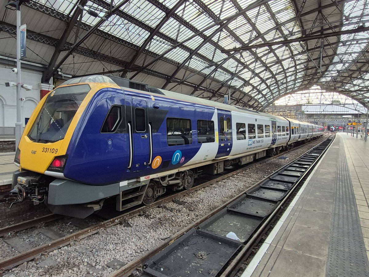 Westfield113594's tweet image. 331 109 and 802 209 at 0554 on 13th June 2025 at Liverpool Lime Street. My pics 
#class331 #class802 #transpennineexpress #northernrail #LiverpoolLimeStreet