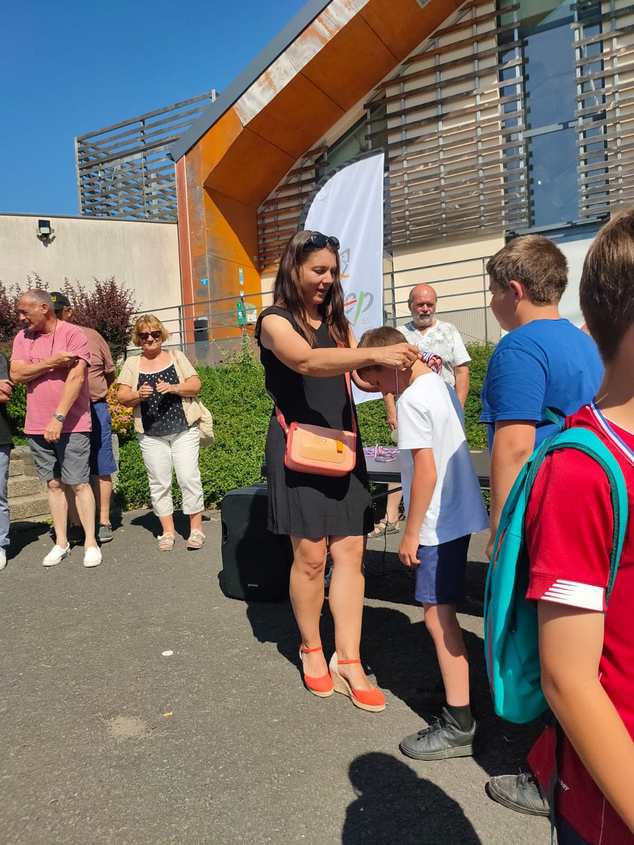 Grand soleil pour la remise des médailles aux cm2 des 6 écoles qui ont participé à la Ronde des Combrailles. 2 jours de vélo, 106 élèves et leurs enseignants, des bénévoles et des collectivités engagées. Partenariat EN/ USEP. Chaque année depuis 1981 ! <a href="/usep63/">Usep63</a> @DSDEN63