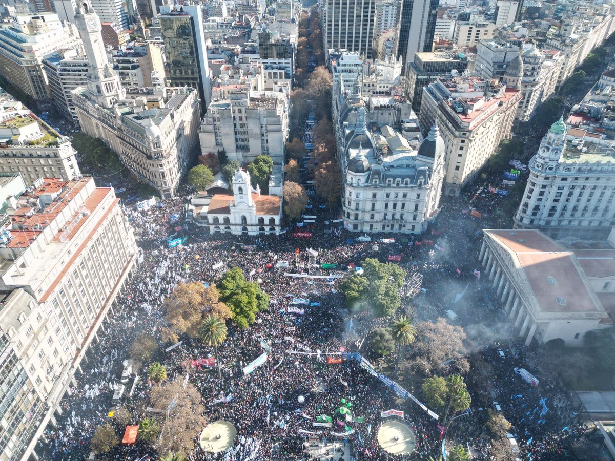 SoyColorado (@36okelcolorado) on Twitter photo El funeral de <a href="/CFKArgentina/">Cristina Kirchner</a> ...después de esto desaparecen todas las cucarachas y se esconden x vaya a saber cuánto debajo de las baldosas....NO VUELVEN MAS 👋✌️ #Peronismo #CristinaPresa #Chorra #CristinaChorra El funeral de <a href="/CFKArgentina/">Cristina Kirchner</a> ...después de esto desaparecen todas las cucarachas y se esconden x vaya a saber cuánto debajo de las baldosas....NO VUELVEN MAS 👋✌️ #Peronismo #CristinaPresa #Chorra #CristinaChorra