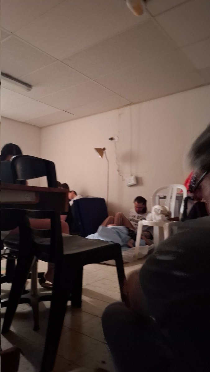 Otra noche en el refugio comunitario.  
00:10 19/06 
Los más pequeños ya duermen.
Los mayores  en los celulares.
Un silencio de hartazgo y cansancio.