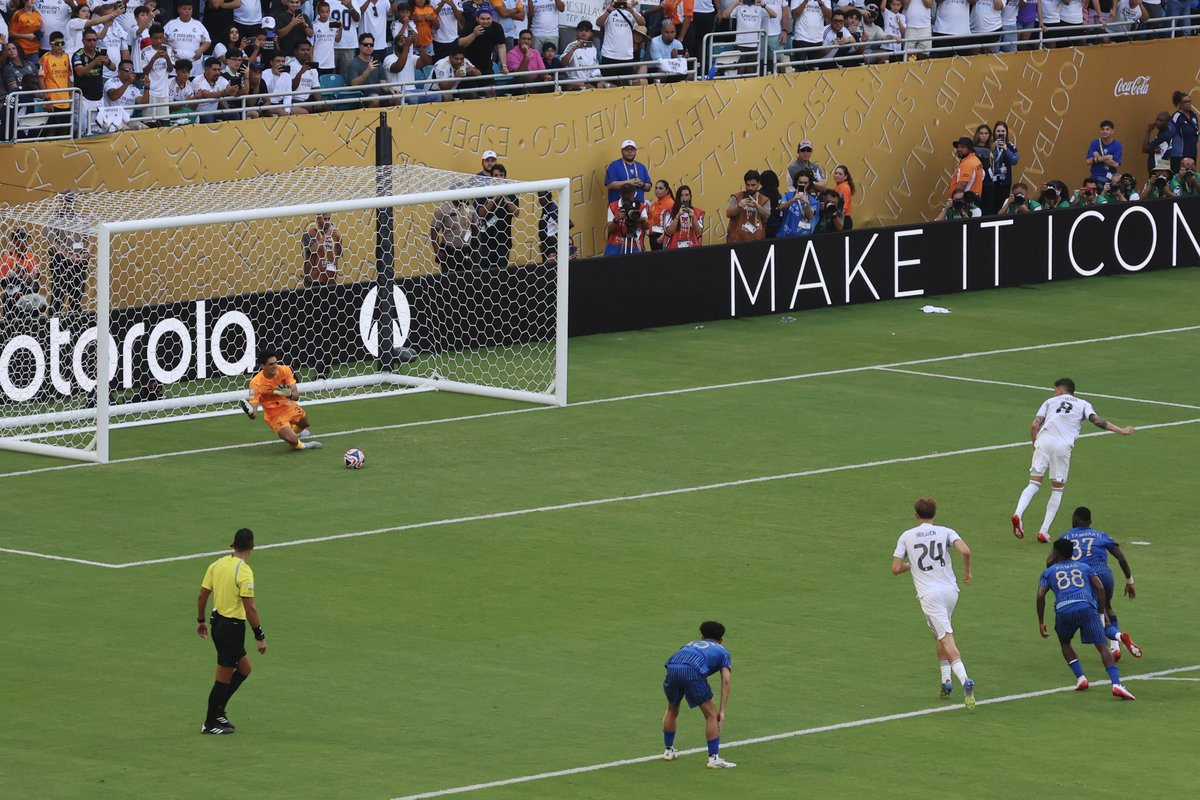 Alhilal_EN's tweet photo. Not on my watch 🧤🧱 https://t.co/6GJxWPNF5G
