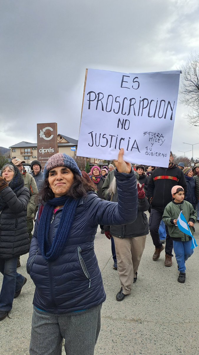 revistacitrica's tweet photo. En Río Negro, vecinos, autoconvocados y de distintos espacios políticos y sociales de la Comarca Andina marcharon en repudio a la proscripción de Cristina, pero también en defensa de la educación y la salud pública, por los jubilados, por los trabajadores. Por la democracia. https://t.co/rUN7OVY9KH