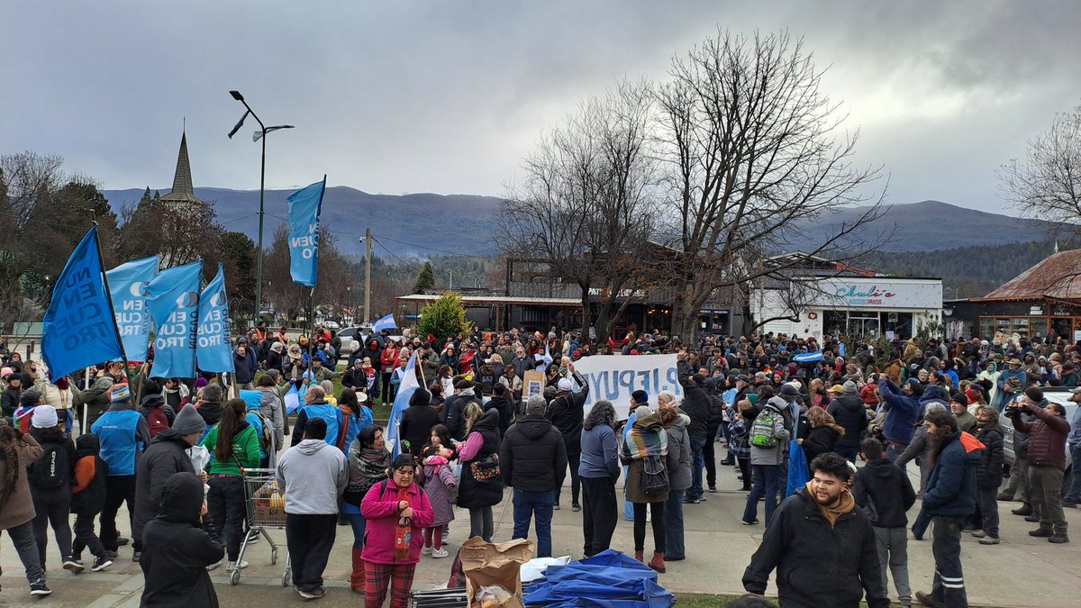 revistacitrica's tweet photo. En Río Negro, vecinos, autoconvocados y de distintos espacios políticos y sociales de la Comarca Andina marcharon en repudio a la proscripción de Cristina, pero también en defensa de la educación y la salud pública, por los jubilados, por los trabajadores. Por la democracia. https://t.co/rUN7OVY9KH